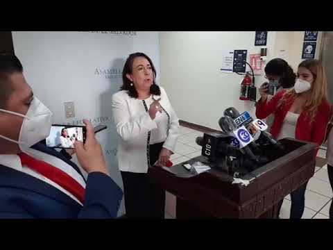 Conferencia de prensa de la diputada del FMLN, Yanci Urbina