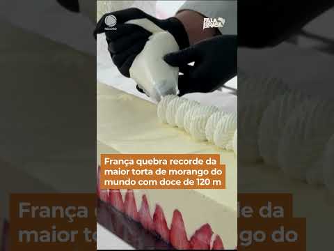 França quebra recorde da maior torta de morango do mundo com doce de 120 m #Shorts #FalaBrasil