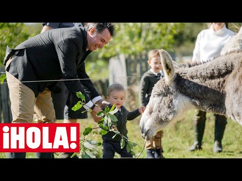 Los pequeños Charles y François de Luxemburgo, dos simpáticos granjeros entre burros y gallinas