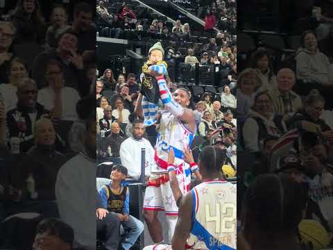 Presenting Our Newest Headliner 👶🦁 #harlemglobetrotters #courtside #familyfun