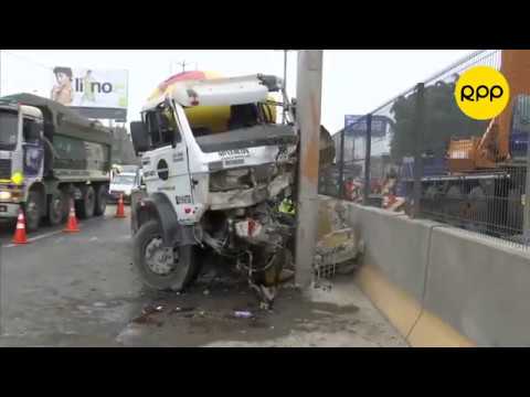 El Agustino: Camión choca contra columna de puente peatonal Caja de Agua