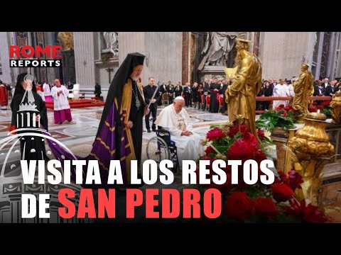 ?| Francisco reza ante restos de San Pedro junto a delegado del Patriarca de Constantinopla
