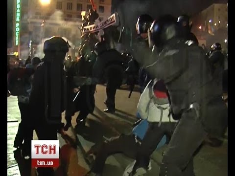 Разгон Евромайдана: «Беркут» подгонял людей дубинками, не щадя даже девушек (ВИДЕО)