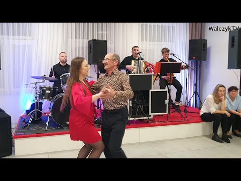 CUDOWNIE WYKONANY walczyk rozpoczął zabawę karnawałową a na parkiecie Karolcia z Piotrem wirują 