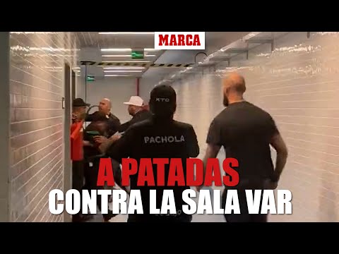 Un directivo de Corinthians trata de colarse a patadas en la sala VAR para protestar I MARCA