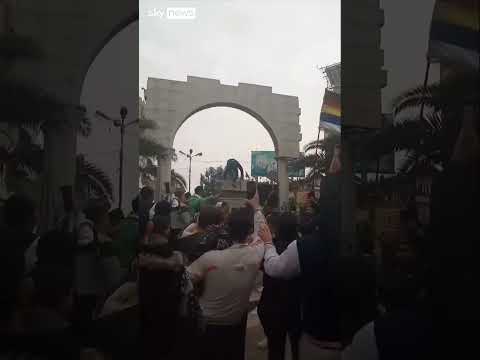 Damascus: Protesters topple statue