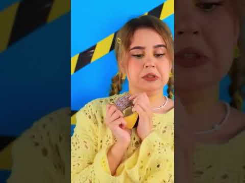 قطط أليفة قطة تزهب إلى السنمة لكي تشاهد فلم توم وجيري