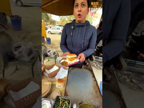 Ex-Engineer Girl Khila Rahi Hai Noida Mai 20 rs Ka Vada Pav