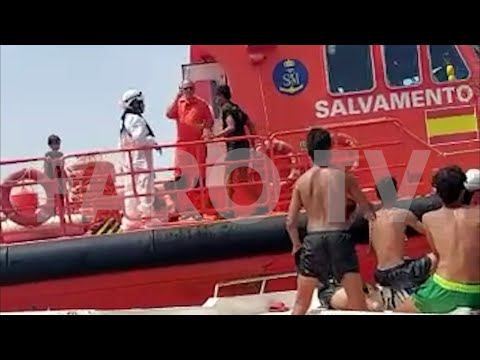 Rescatan a 11 niños que querían cruzar el estrecho solos en una barca
