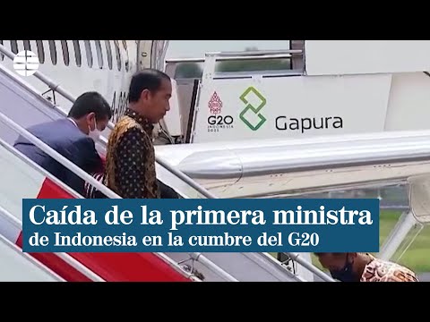 La primera dama de Indonesia se cae al salir del avión ante la impavidez de su marido el presidente
