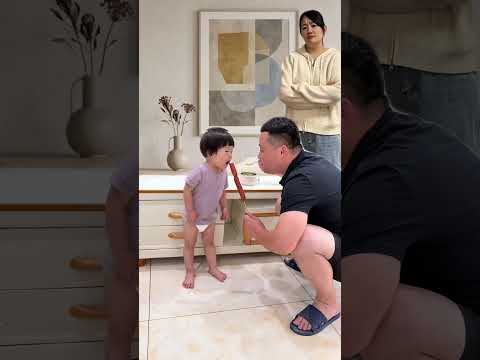 아기는 입을 벌리고 <strong>맛있는</strong> 것을 기다려요.