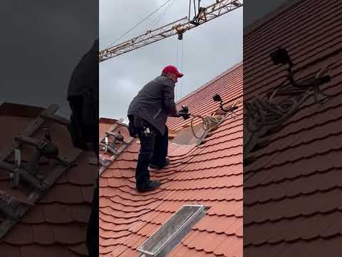 Mit Schubkarre die Biberschwanzkehle hoch und runter