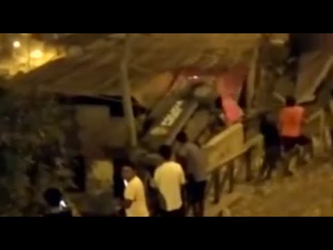 Patrullero cayó encima de casa durante recorrido por San Juan de Miraflores