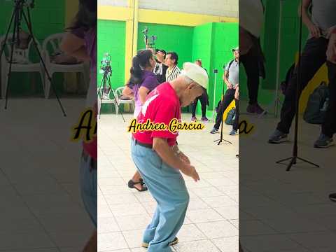 Hipolito bailando la pizza #PlazaLibertad #viral #shorts #paraty