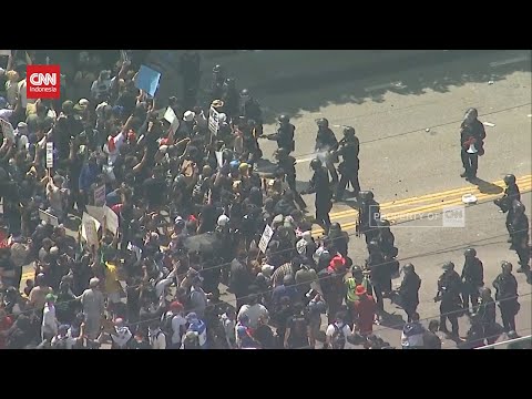 Momen Bentrokan Imigran Gelap dan Polisi Los Angeles dari Udara