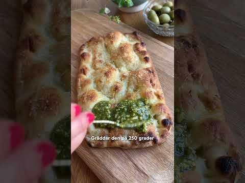 Pinsamacka med pesto, mortadella och mozzarella