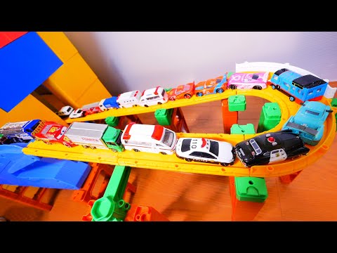 トミカのはたらくくるまがトミカシステムの坂を走るよ♪ Tomica Working Cars drive a Tomica System original course♪