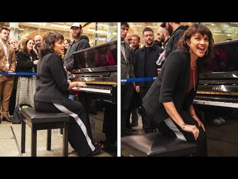 Norah Jones Plays Piano in London’s St. Pancras Station