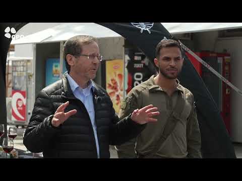 נשיא המדינה בהרמת כוסית לפסח עם לוחמי ולוחמות גדוד פנתר: