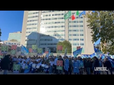 Infermieri in piazza a Milano: «Tagli alla sanità e stipendi da soglie di povertà»