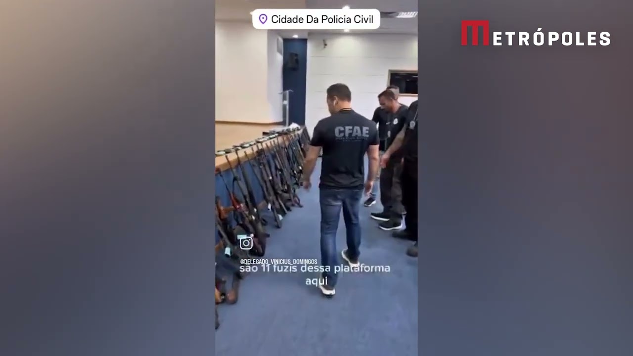 Muito interessante o delegado da PCERJ mostrando as armas dos bandidos terroristas do CV