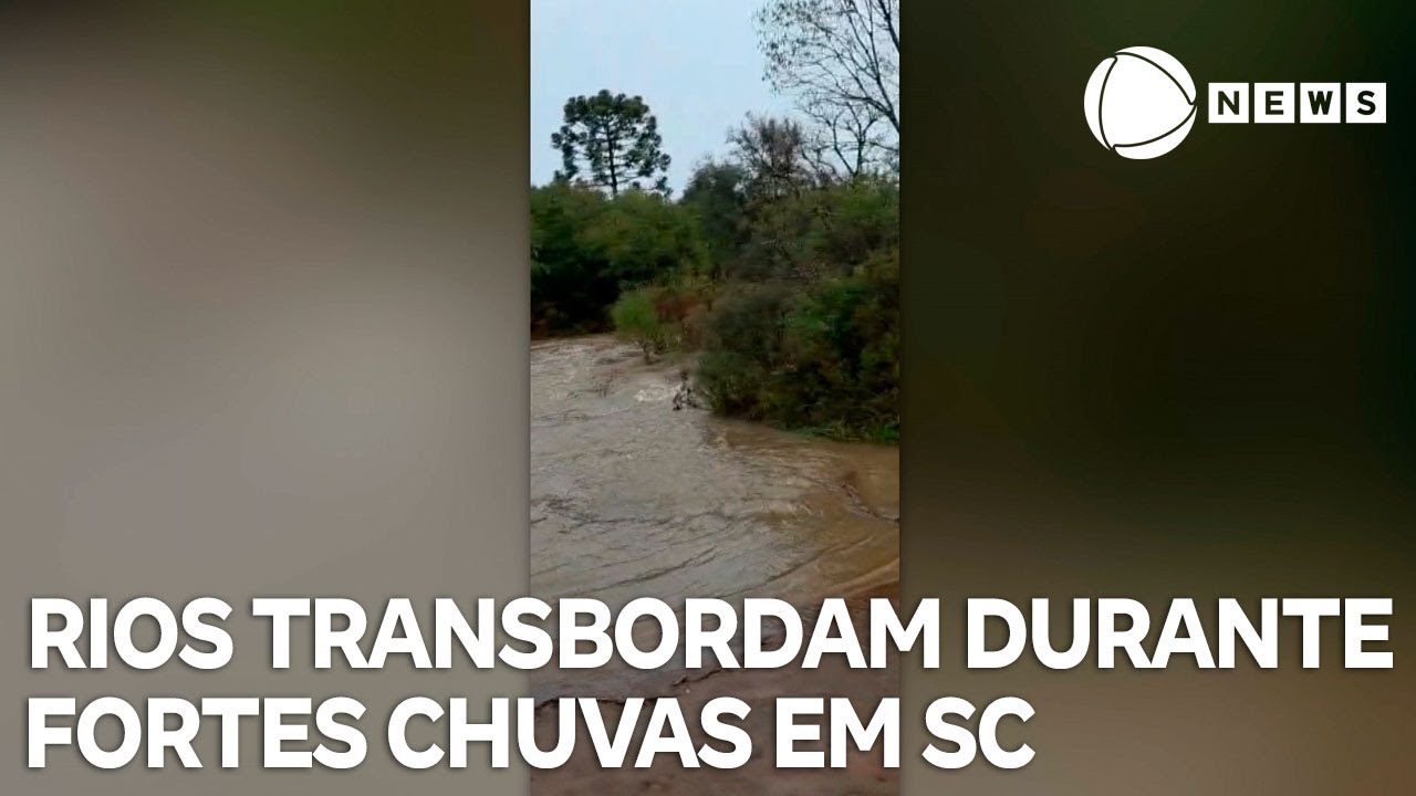 Rios transbordam durante temporal em Santa Catarina