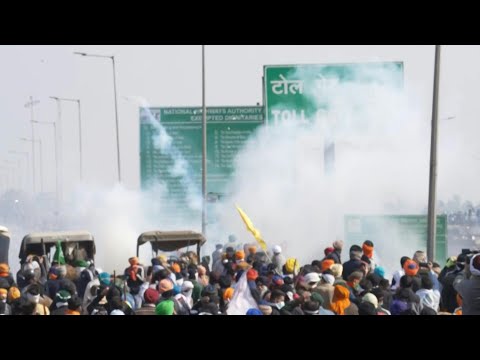 Inde: la police tire du gaz lacrymogène sur les agriculteurs qui bloquent l'autoroute | AFP Images