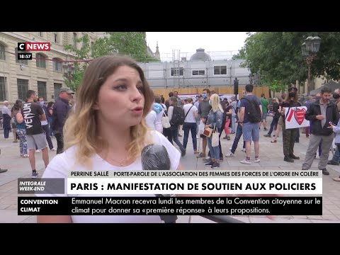 Paris : manifestation de soutien aux policiers
