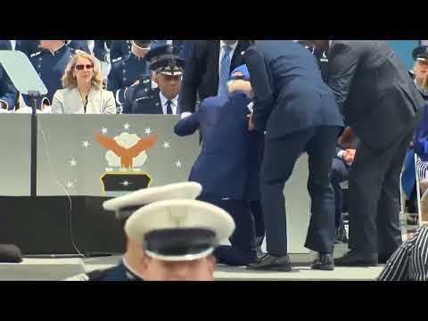 Biden se cae en el escenario durante una ceremonia de graduación de la Fuerza Aérea