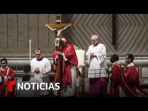 El papa no pudo asistir al tradicional viacrusis en el Coliseo Romano | Noticias Telemundo