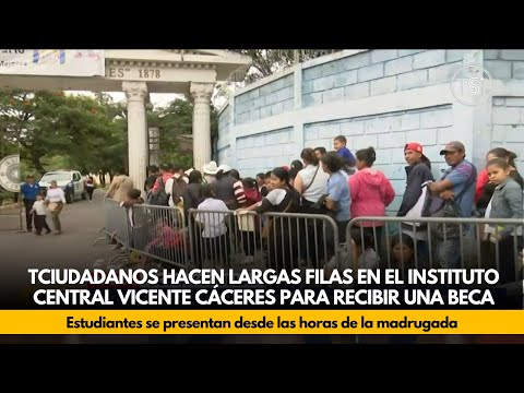 Ciudadanos hacen largas filas en el Instituto Central Vicente Cáceres para recibir una beca