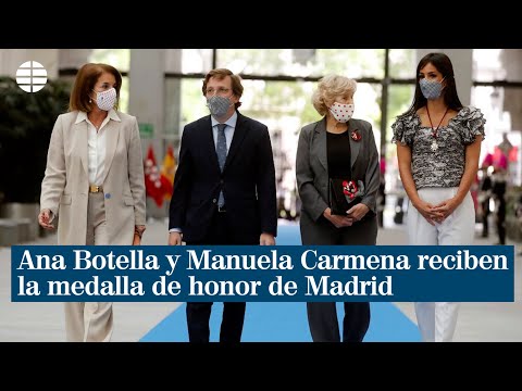 Ana Botella y Manuela Carmena reciben la medalla de honor de Madrid