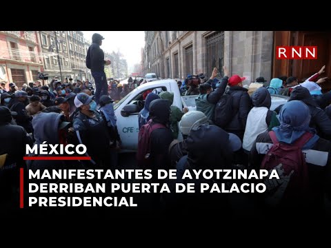 Manifestantes de Ayotzinapa derriban puerta de palacio presidencial en México