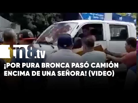 Ira y estupidez: Camioncito pasa encima de una mujer en Managua