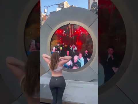Una modelo de Only Fans muestra sus pechos al Portal frente a la ciudad de Nueva York