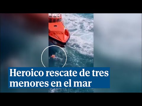 Heroico rescate de tres menores engullidos por el mar en Almería