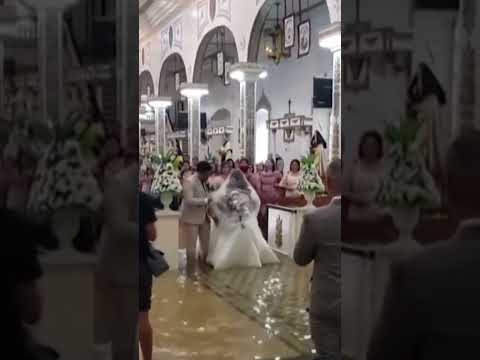 Una pareja de novios celebra su boda en una iglesia inundada por el tifón Doksuri