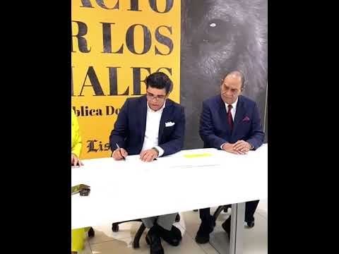 Alcalde Dío Astacio y Federación Dominicana por los Derechos de los Animales firman acuerdo.