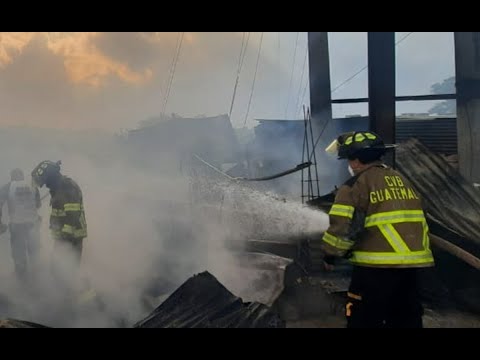 Momentos del incendio que afectó a tres viviendas en Zona 7