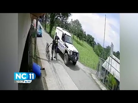 Investigan a policía que golpeó a un ciclista
