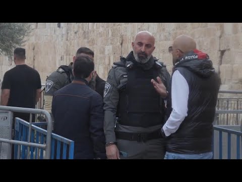 Israeli police continue to restrict Palestinian worshippers attempting to enter the Al-Aqsa Mosque