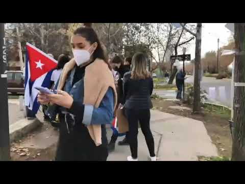 Manifestación de los médicos cubanos  frente a la Embajada de Cuba en Chile