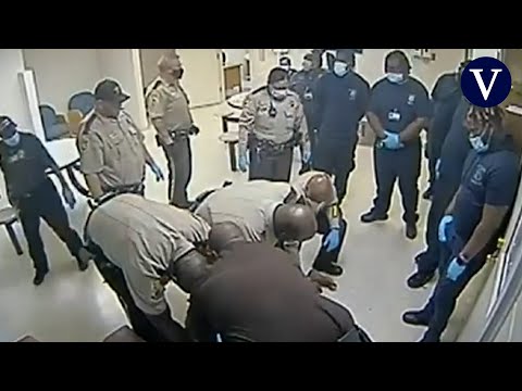 Un vídeo muestra cómo varios policías se 'apilan' sobre un hombre negro antes de morir