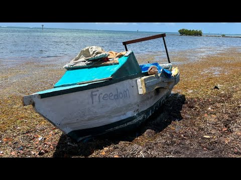 Bote usado por balseros cubanos abandonado en los Cayos de la Florida