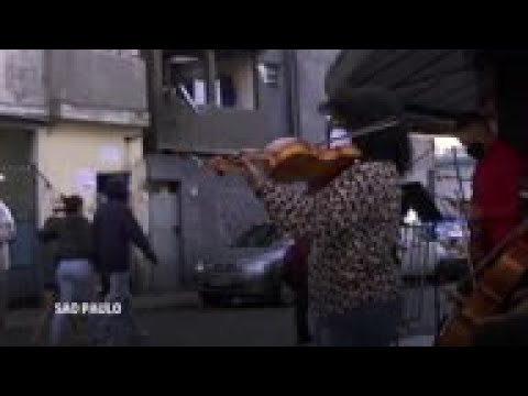 Músicos de una favela de Sao Paulo tocan para alegrar a los vecinos