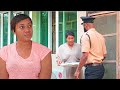 ELLE N'A JAMAIS SU QUE LE PORTIER QU'ELLE NOURRIT TOUJOURS ?TAIT PROPRI?TAIRE DE LA MAISON - FILM