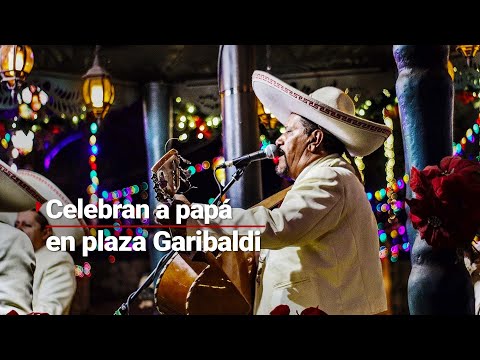 Padres e hijos asisten a plaza Garibaldi a celebrar el Día del Padre: ¡Hasta se aventaron palomazo!