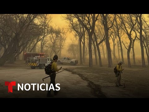 Bomberos atraviesan enfurecidas llamaradas en su intento por calmar incendios | Noticias Telemundo