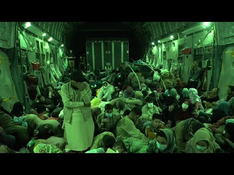 Les conditions de vol des réfugiés afghans, entassés dans l'avion qui les évacue de Kaboul