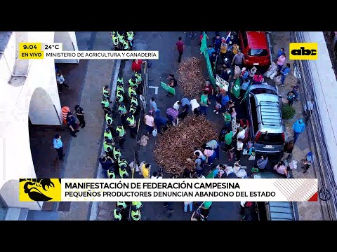 Campesinos de la FNC protestan regalando producción de mandioca